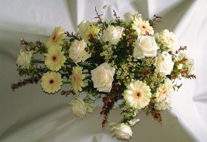 Flower-arrangement-funeral-white